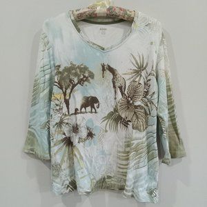 Three-quarter length sleeved graphic top